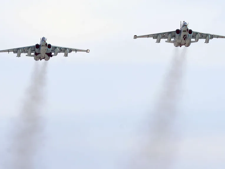 Venäläisiä Suhoi Su-25 -rynnäkkökoneita Kubinkan lentoasemalla Venäjällä 20.4.2016.