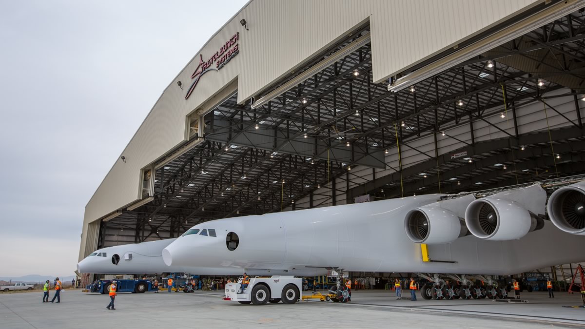 strato-leaves-hangar1.jpg