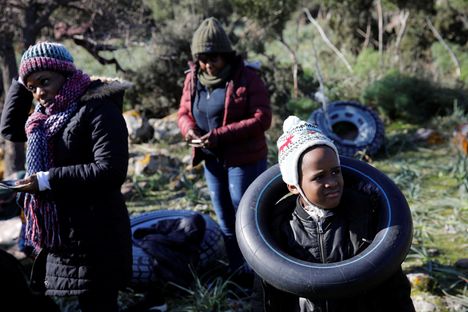 Afrikkalaisia odotti tiistaina nousua veneeseen Ayvacıkin kaupungin liepeillä Çanakkalen maakunnassa Turkissa, josta on kymmenen kilometrin merimatkan Lesboksen saarelle Kreikkaan.