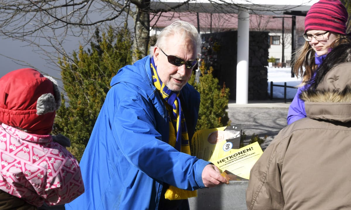 Perussuomalaisten kansanedustajaehdokas Matti Putkonen kampanjoi Korson maalaismarkkinoilla Vantaalla.