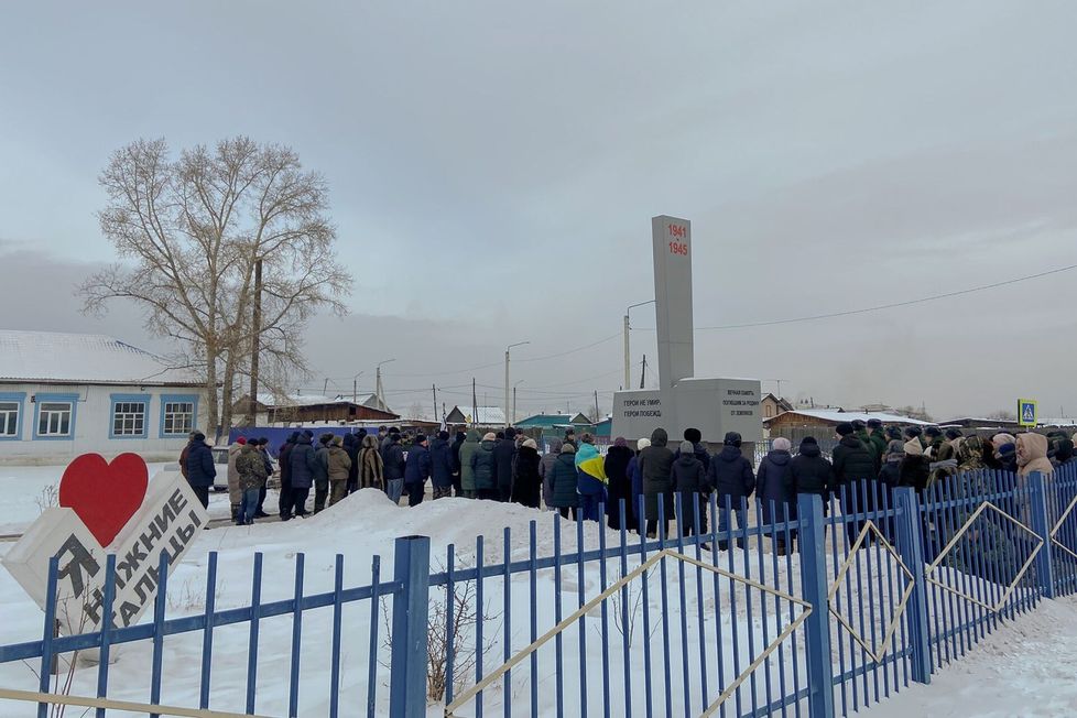 Kyläläiset kokoontuivat kuolleen sotilaan hautajaisiin Nižnie Taltsyn keskusaukiolle, toisen maailmansodan muistomerkille viime viikon torstaina.