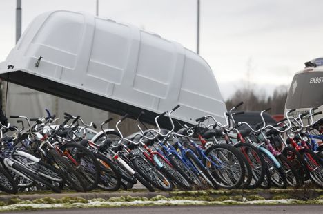 Nuijamaan rajanylityspisteellä näkyi keskiviikkona paljom rajalle jääneitä polkupyöriä. Rajaviranomaiset siirsivät pyöriä peräkärryllä sivummalle säilöön.