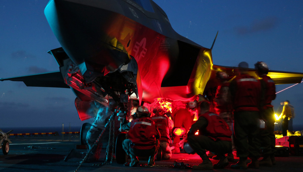 f35_night_loading_1021.jpg