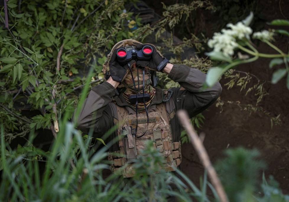 Ukrainalainen ilmatorjuntayksikön sotilas Bahmutin seudulla Ukrainassa toukokuussa.