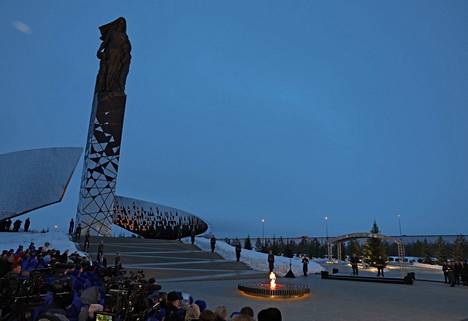 Neuvostosiviilien kärsimyksistä kertova uusi muistomerkki kohoaa 47 metrin korkeuteen lähellä Hatsinaa. Vladimir Putin avasi muistomerkin 27. tammikuuta, kun tuli kuluneeksi 80 vuotta Leningradin piirityksen päättymisestä.