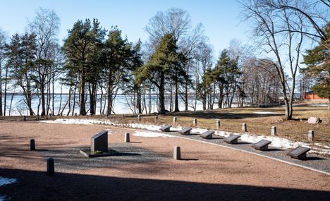 Tältä Koiviston sankarihautausmaa näytti 2019 tapahtuneen kunnostuksen jälkeen. Nyt kaikki kuusi pientä nimilaattaa on poistettu paikalta ja ison muistopaaden teksti on peitetty. Ei tietoa, mitä haudalle tapahtuu seuraavaksi.