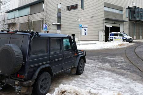 Poliisin panssariauto oli sijoitettu Pasilan poliisitalojen edustalle torstaina Helsingissä.