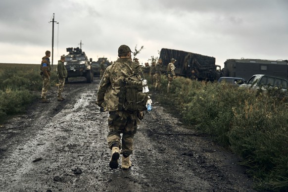 ARCHIVE - September 12, 2022, Ukraine, Kharkiv: Ukrainian soldiers stand on a country road in the liberated area in the Kharkiv region.  According to the government, over 3,500 Ukrainian soldiers are in...