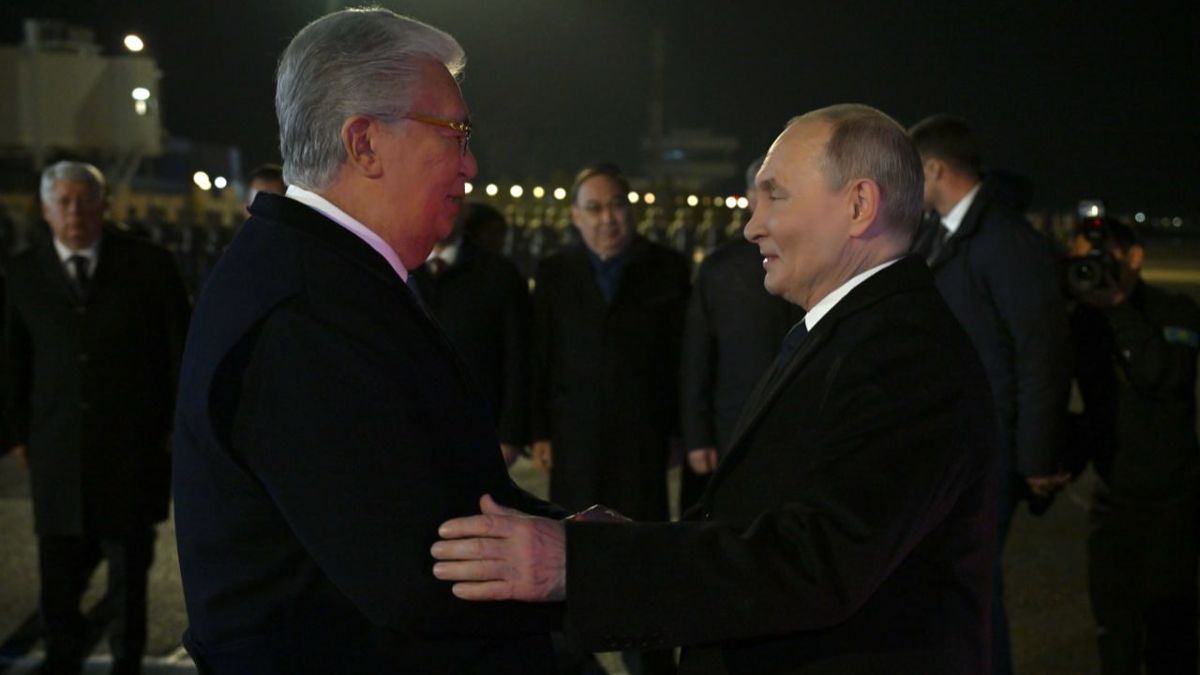 Kassym-Jomart Tokayev and Vladimir Putin at the airport, in the dark