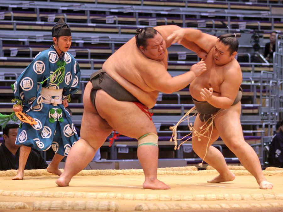 sumo-wrestlers-tournament-Japan-Fukuoka-2010.jpg