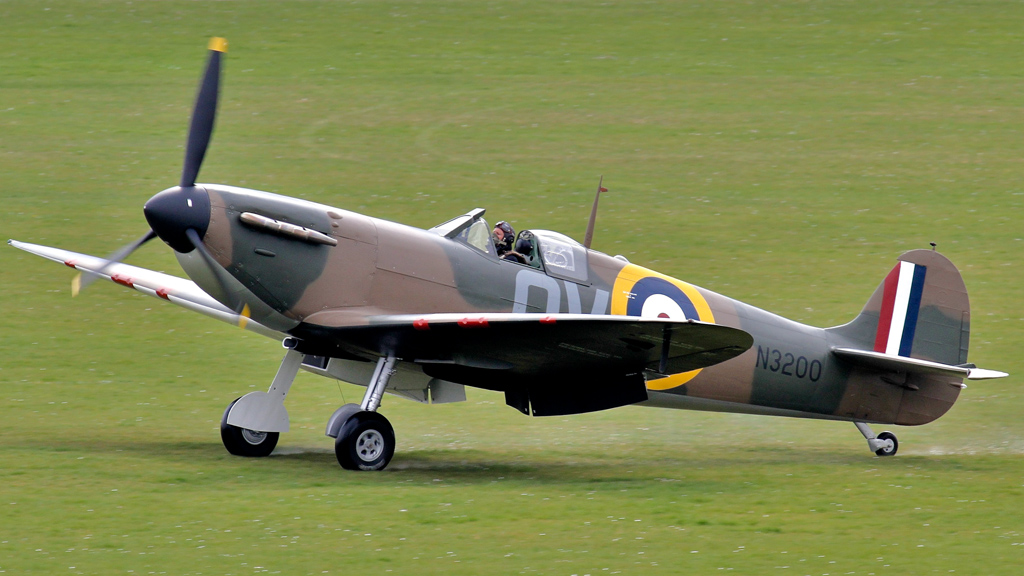 Spitfire-Mk.Ia-N3200-taxiing-on-grass.jpg