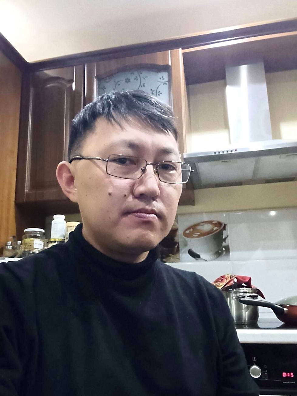 Burjatialainen oppositioaktivisti Purbo Daibijev pakeni liikekannallepanoa viime syksynä Ulan-Batoriin, Mongoliaan. Siellä hän auttaa maanmiehiään löytämään töitä ja asunnon.