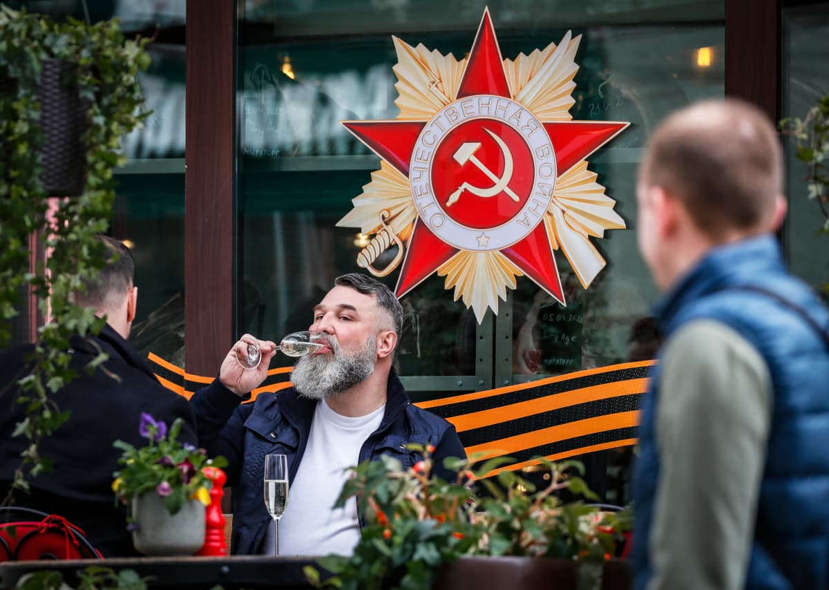 Mies juo kuohuviiniä ravintolan terassilla Moskovassa.
