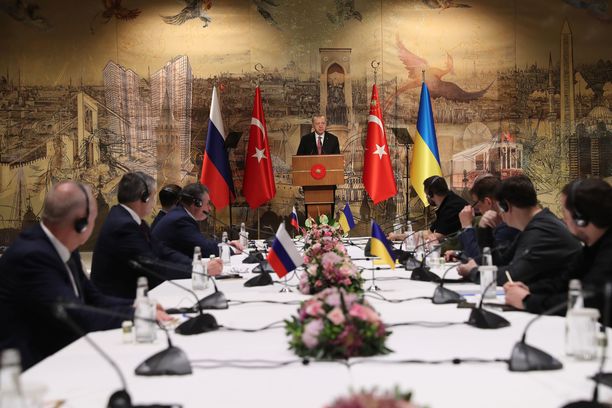 Venäjän ja Ukrainan rauhanneuvottelijat kuuntelivat kun Turkin presidentti Recep Tayyip Erdogan puhui heille Istanbulissa tiistaina 29 maaliskuuta.