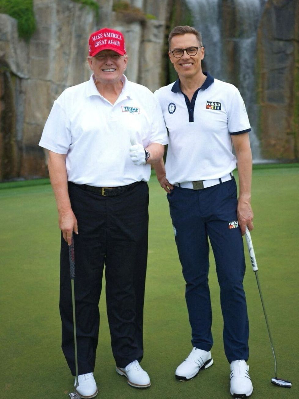 Senaattori Lindsey Graham jakoi kuvan, jonka hän otti Donald Trumpista ja Alexander Stubbista golfkierroksella.