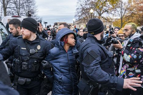 Kenoshan poliisi otti kiinni protestoijan Kenoshan oikeustalon edessä 17. marraskuuta.