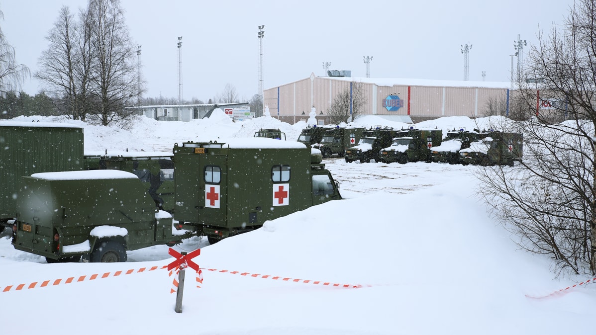 Ruotsin armeijan kalustoa Haaparannan jäähallilla.