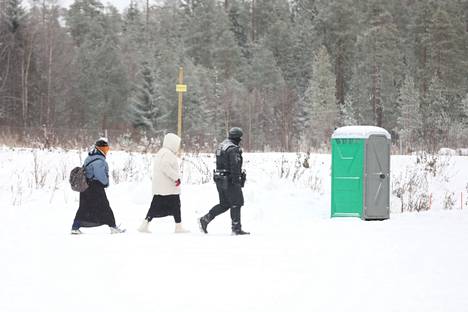 Sunnuntaina Vartiuksen raja-asemalle tulleita henkilöitä, jotka suostuivat hakemaan turvapaikkaa Suomesta.