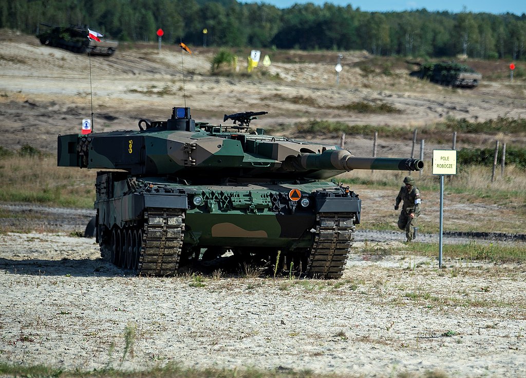 1024px-Leopard_2PL_-_Szkolenie_Wojska_Polskiego_w_Nowej_D%C4%99bie_%28cropped%29.jpg
