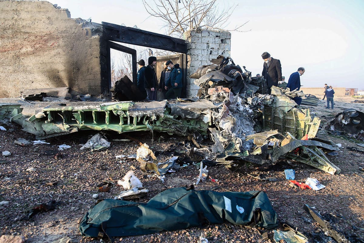 Lentokoneen osia turmapaikalla Teheranin lentokentän lähellä Iranissa keskiviikkona.