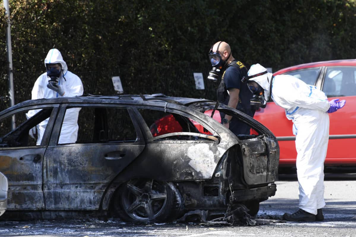 Poliisi tutkii palanutta autoa Malmössä Ruotsissa.