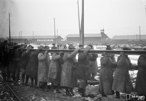 Vankeja ratatöissä Äänislinnassa eli Petroskoissa lokakuussa 1941.