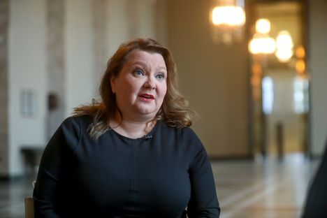 Liikennevaliokunnan puheenjohtaja Suna Kymäläinen on nousemassa liikenneministeriksi Timo Harakan paikalle.