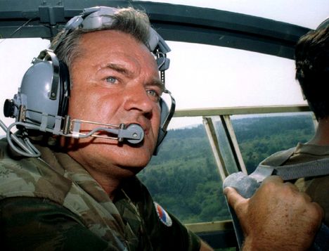 Bosnian serbikomentaja Ratko Mladic helikopterissa Itä-Bosnian yllä heinäkuussa 1995.