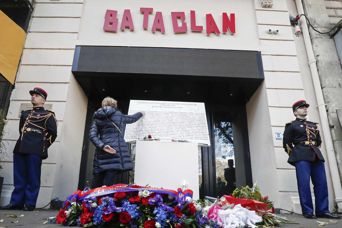 Pariisissa, Bataclan konserttipaikan edessä muistolaatta jossa 2015 tapahtuneiden terrori-iskuissa menehtyneiden nimiä.
