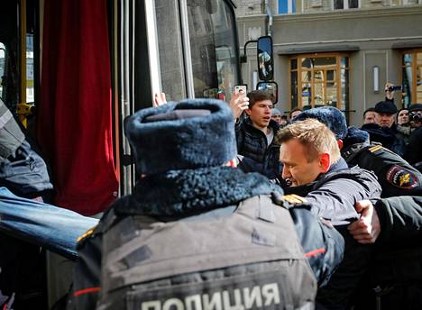 Poliisit ottivat Aleksei Navalnyin kiinni Moskovan keskustassa maaliskuussa 2017, kun hän oli matkalla pääministeri Dmitri Medvedeviä vastustavaan mielenosoitukseen. Paljon nuoria kerännyt mielenosoitus sai innoituksen Navalnyin paljastusvideosta.