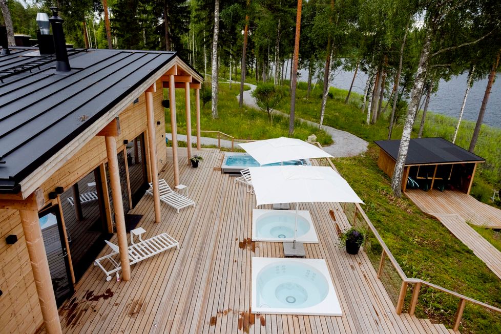 Ekoluksuskylä Pihlasresortin saunamaailma sijaitsee Pihlasjärven rannalla.