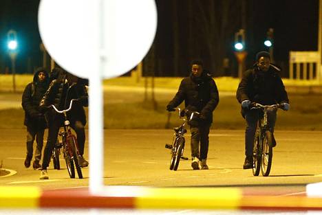 Tiistai-iltana Suomen rajan ylitti Nuijamaalla joukko polkupyöräilijöitä.
