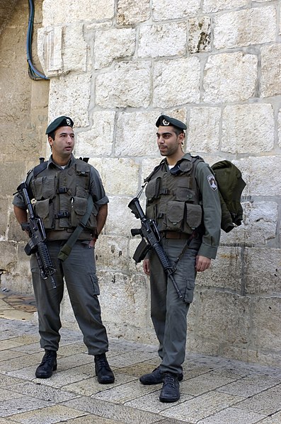 397px-Israel_Border_Police_members_in_Jerusalem.jpg