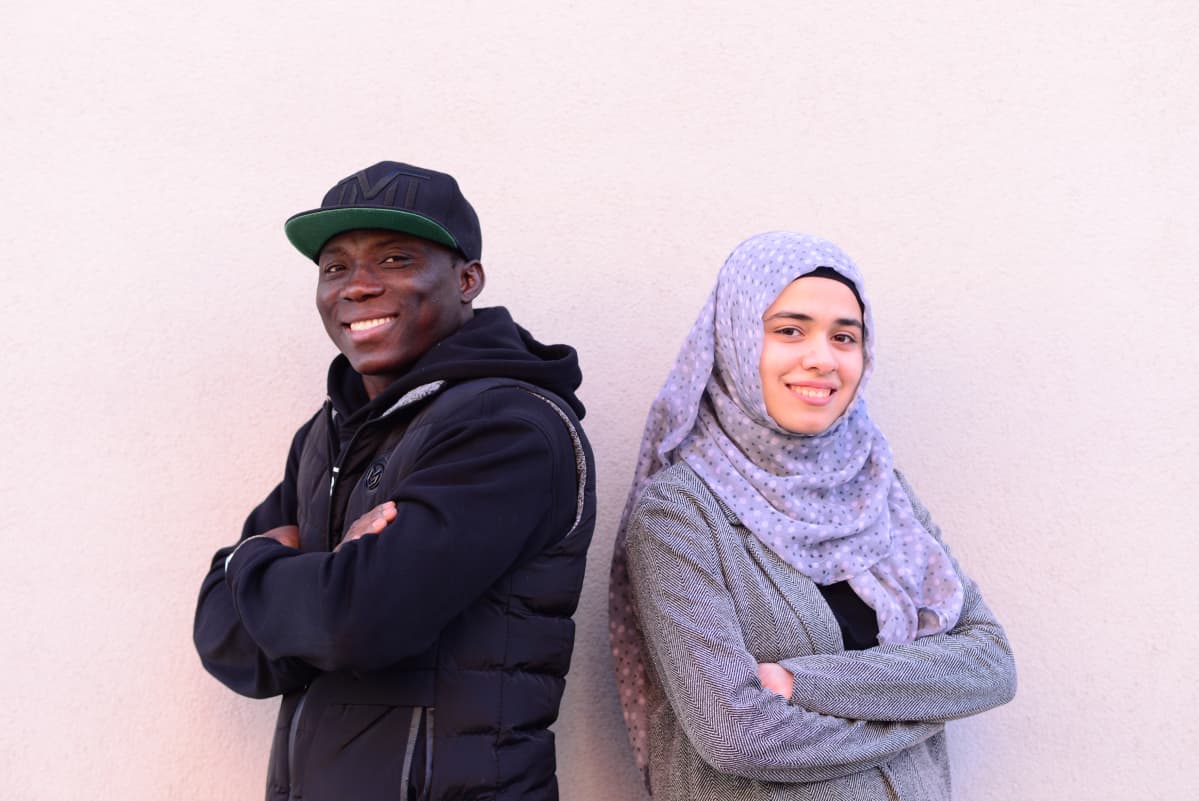 Vuoden 2019 pakolaismies Nourdeen Toure ja vuoden pakolaisnainen Rand Mohamad Deeb.