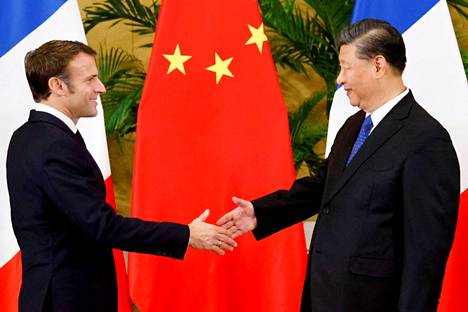 Ranskan presidentti Emmanuel Macron ja Kiiinan presidentti Xi Jinping tapasivat Balilla tiistaina.