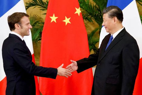 Ranskan presidentti Emmanuel Macron ja Kiiinan presidentti Xi Jinping tapasivat Balilla tiistaina.