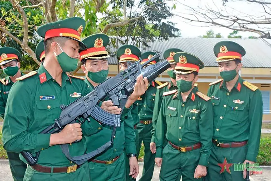 Vietnamese_army_training_officers_with_new_STV-380_assault_rifle_and_other_weapons_1.jpg