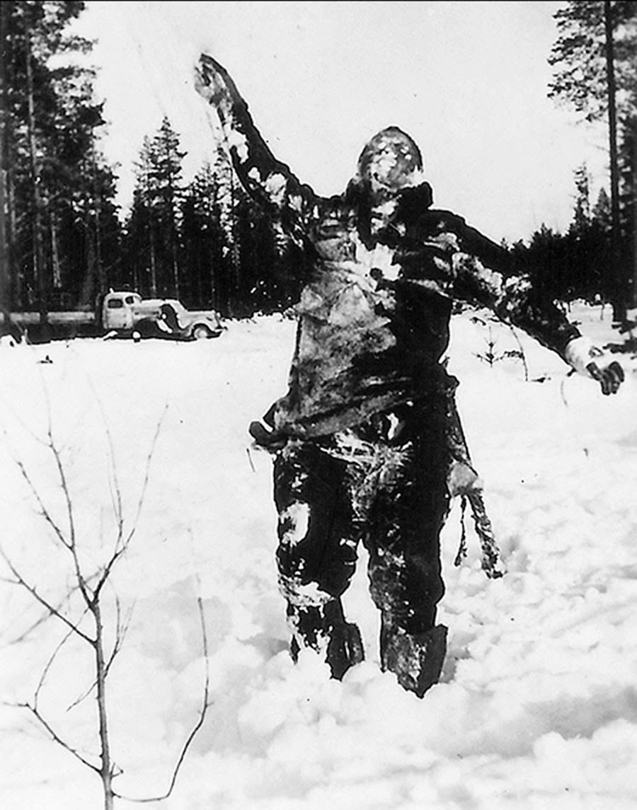 Body+of+frozen+Soviet+soldier+propped+up+by+Finnish+fighters+to+intimidate+Soviet+troops,+1939.jpg