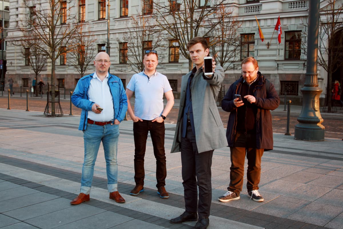 neljä miestä rivissä