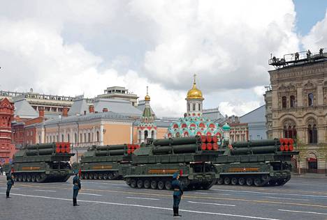 Venäjä esitteli risteilyohjuksiaan voiton päivän paraatissa Punaisella torilla Moskovassa toukokuussa.