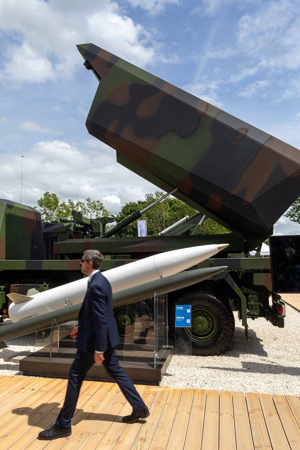 Yhdysvaltalaisen Lockheed Martinin ja saksalaisen Rheinmetallin yhteistyönä syntynyt Gmars-raketinheitin oli ensiesittelyssä Pariisissa.