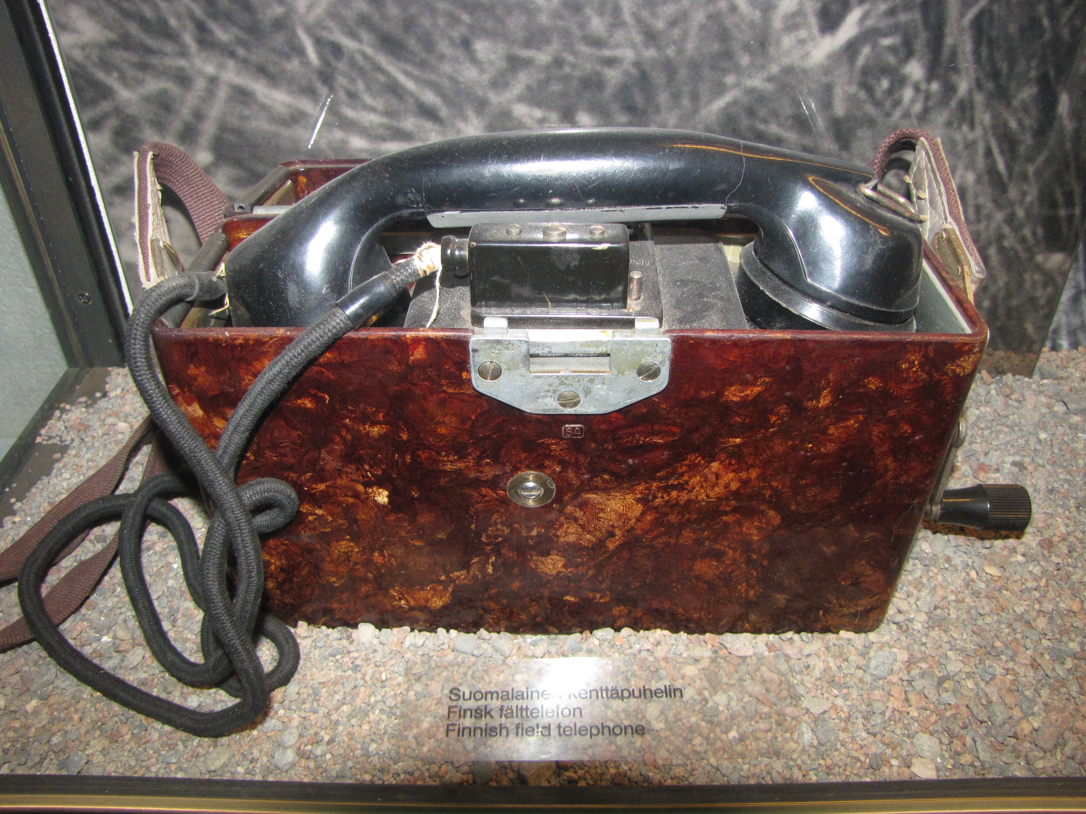 Finnish_field_telephone.JPG