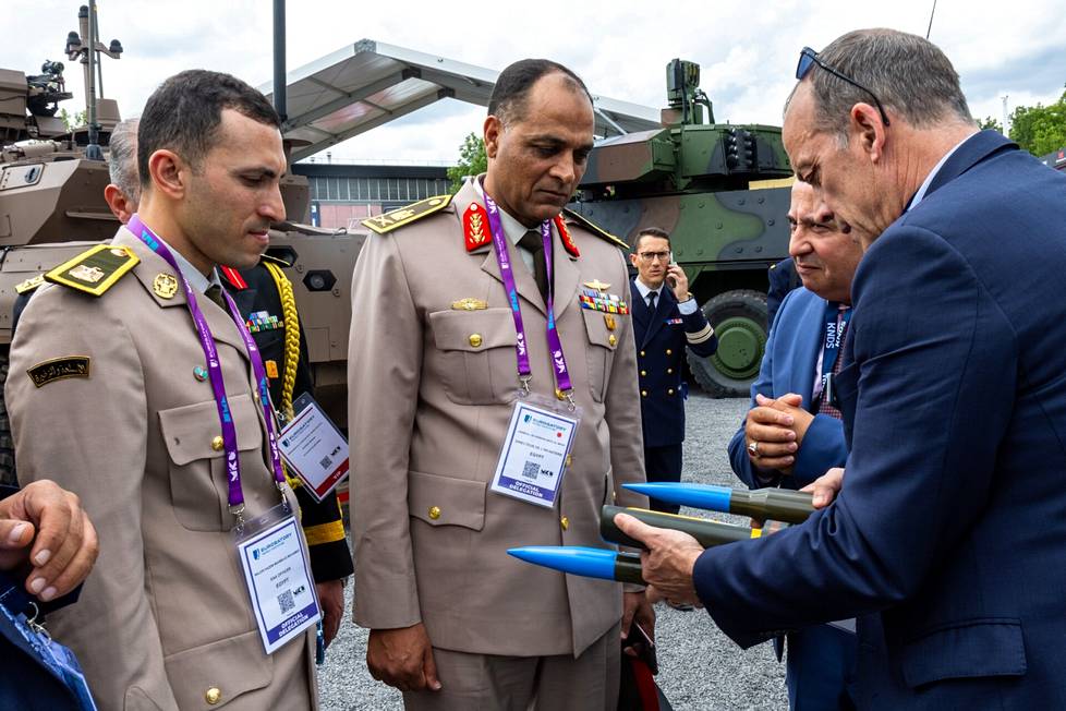 Ranskalais-saksalaisen puolustusteollisuusyhtiö KNDS:n myyntimiehet esittelivät pienikaliiberisia tykistöammuksia Egyptin maavoimien komentajalle kenraalimajuri Mahmoud Hassanille ja tämän seurueelle.