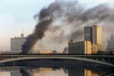 Savua nousi Venäjän parlamenttitalosta eli ”Valkoisesta talosta” Boris Jeltsinin määräämän ja panssarivaunujen suorittaman tulituksen jäljiltä lokakuussa 1993.