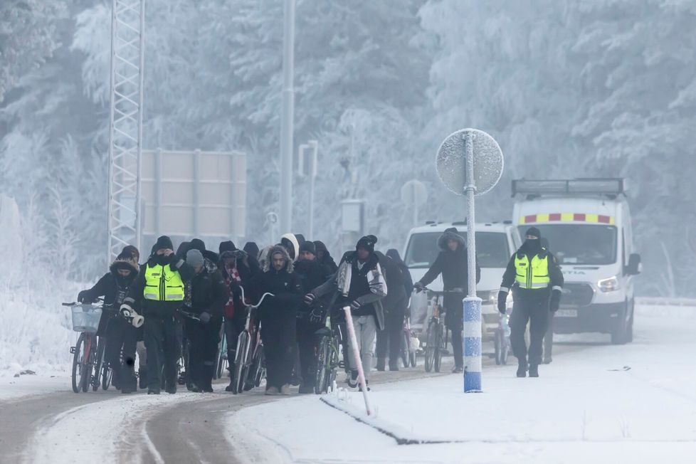 Ihmisiä saapui Venäjältä polkupyörillä Sallan raja-asemalle marraskuussa 2023.