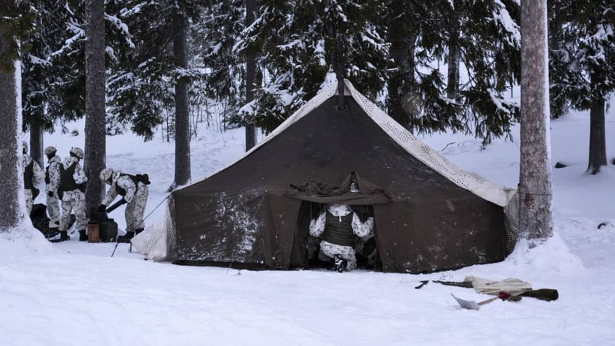 Sotilaita telttaharjoituksessa