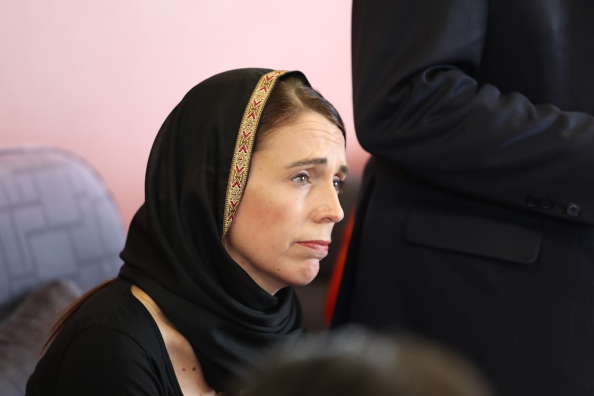 Jacinda Ardern pukeutuneen huiviin.