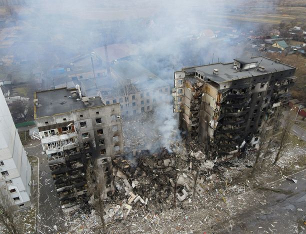 Venäjän pommituksessa tuhoutunut asuintalo kuvattuna Borodjankassa maaliskuun 3. päivänä.