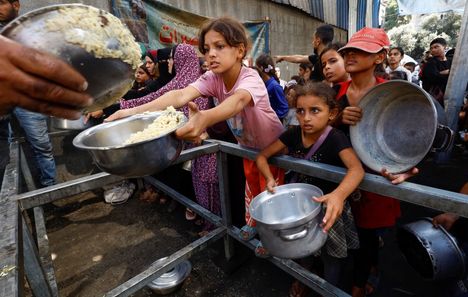 Gazan keskiosassa jaettiin ruokaa sunnuntaina.