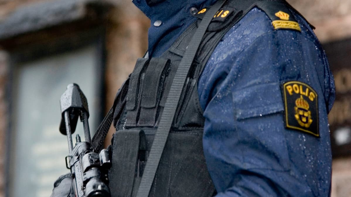 Aseistettu poliisi Ruotsissa.